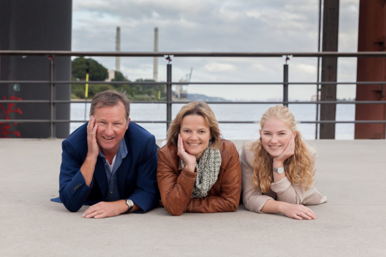 Neugeborenenfotografie, Babyfotografie, Newborn, Homestory, Mama, Papa, Familie, Schwestern, #familienfotografie #wedel #kerstin_dudler_fotografie, #familie, #family, #tangstedt, #rellingen, #fotoshooting, #familienshooting, #hamburg, #wedel, #quickborn, #fotoshooting, #newborn, #homestory, #mädchenmama