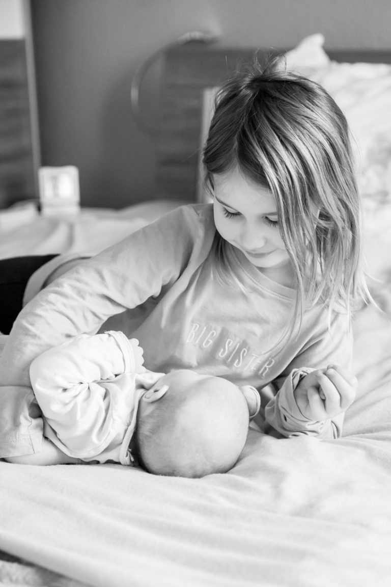 Neugeborenenfotografie, Babyfotografie, Newborn, Homestory, Mama, Papa, Familie, Schwestern