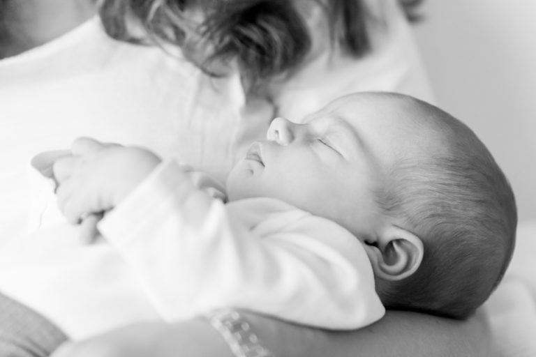 Neugeborenenfotografie, Babyfotografie, Newborn, Homestory, Mama, Papa, Familie, Schwestern